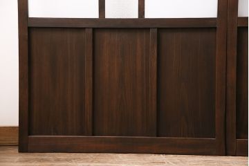 ガラス戸3枚をリペア&カスタム!クリアガラス、赤の色ガラス、すりガラス、花菱模様ガラスを組み入れ。引き手、戸車を取り付け。ウォルナットで着色し仕上げ。(引き戸、建具)