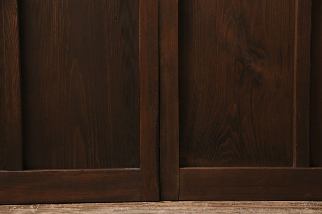 ガラス戸3枚をリペア&カスタム!クリアガラス、赤の色ガラス、すりガラス、花菱模様ガラスを組み入れ。引き手、戸車を取り付け。ウォルナットで着色し仕上げ。(引き戸、建具)