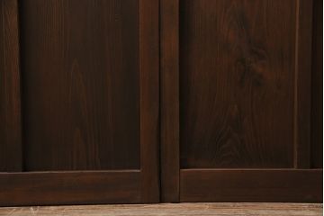 ガラス戸3枚をリペア&カスタム!クリアガラス、赤の色ガラス、すりガラス、花菱模様ガラスを組み入れ。引き手、戸車を取り付け。ウォルナットで着色し仕上げ。(引き戸、建具)