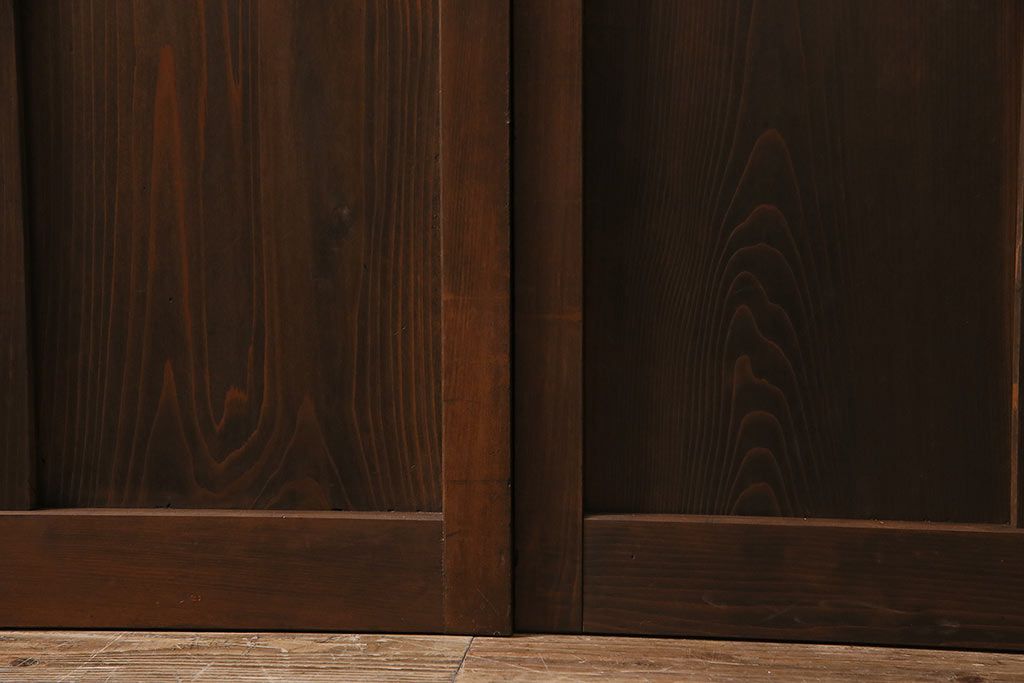 ガラス戸3枚をリペア&カスタム!クリアガラス、赤の色ガラス、すりガラス、花菱模様ガラスを組み入れ。引き手、戸車を取り付け。ウォルナットで着色し仕上げ。(引き戸、建具)