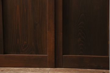 ガラス戸3枚をリペア&カスタム!クリアガラス、赤の色ガラス、すりガラス、花菱模様ガラスを組み入れ。引き手、戸車を取り付け。ウォルナットで着色し仕上げ。(引き戸、建具)