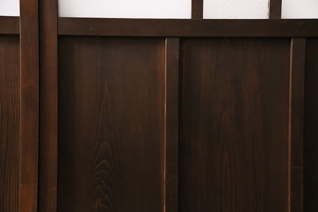 ガラス戸3枚をリペア&カスタム!クリアガラス、赤の色ガラス、すりガラス、花菱模様ガラスを組み入れ。引き手、戸車を取り付け。ウォルナットで着色し仕上げ。(引き戸、建具)