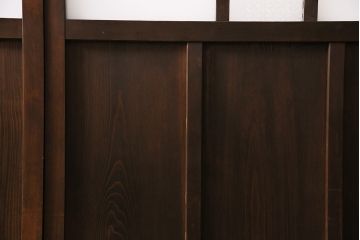 ガラス戸3枚をリペア&カスタム!クリアガラス、赤の色ガラス、すりガラス、花菱模様ガラスを組み入れ。引き手、戸車を取り付け。ウォルナットで着色し仕上げ。(引き戸、建具)