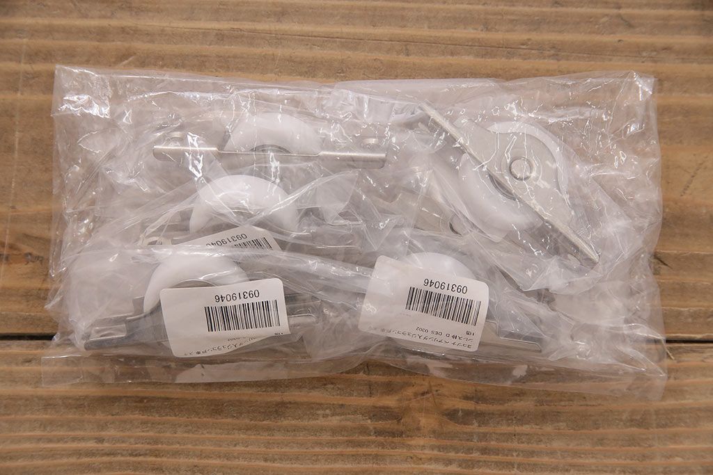 ガラス戸3枚をリペア&カスタム!クリアガラス、赤の色ガラス、すりガラス、花菱模様ガラスを組み入れ。引き手、戸車を取り付け。ウォルナットで着色し仕上げ。(引き戸、建具)