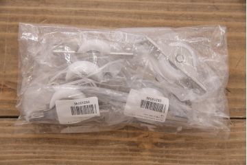 ガラス戸3枚をリペア&カスタム!クリアガラス、赤の色ガラス、すりガラス、花菱模様ガラスを組み入れ。引き手、戸車を取り付け。ウォルナットで着色し仕上げ。(引き戸、建具)