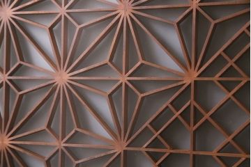 昭和中期の組子帯戸2枚をリペア&カスタム!設置場所に合わせてリサイズ。框の溝加工。現状に近しい色味に着色し仕上げ。(引き戸、建具)