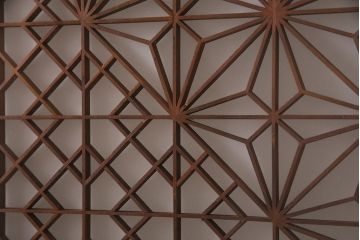 昭和中期の組子帯戸2枚をリペア&カスタム!設置場所に合わせてリサイズ。框の溝加工。現状に近しい色味に着色し仕上げ。(引き戸、建具)