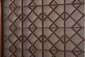 昭和中期の組子帯戸2枚をリペア&カスタム!設置場所に合わせてリサイズ。框の溝加工。現状に近しい色味に着色し仕上げ。(引き戸、建具)