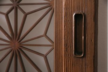 昭和中期の組子帯戸2枚をリペア&カスタム!設置場所に合わせてリサイズ。框の溝加工。現状に近しい色味に着色し仕上げ。(引き戸、建具)