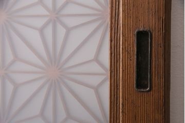 昭和中期の組子帯戸2枚をリペア&カスタム!設置場所に合わせてリサイズ。框の溝加工。現状に近しい色味に着色し仕上げ。(引き戸、建具)