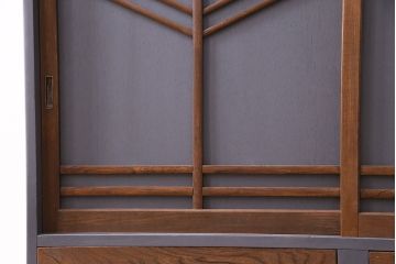昭和初期の下駄箱をリペア&カスタム!天板を張り替え。収納部はセパレートさせ、可動式の棚板を設置。三角鉄脚を取り付け。ダークグレーとダークウォルナットのツートンカラーで仕上げ。(収納棚、戸棚、キャビネット)