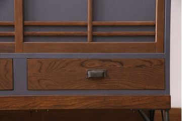 昭和初期の下駄箱をリペア&カスタム!天板を張り替え。収納部はセパレートさせ、可動式の棚板を設置。三角鉄脚を取り付け。ダークグレーとダークウォルナットのツートンカラーで仕上げ。(収納棚、戸棚、キャビネット)