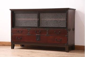 時代箪笥ローボードをリペア&カスタム!建具に結霜ガラスを組み入れ、ネジ式の鍵を取り付け。木製脚を取り付け。(テレビ台、収納棚)