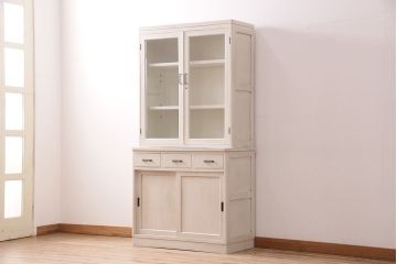 昭和初期の食器棚をリペア&カスタム!可動部の調整。アンティークホワイトのエイジング塗装で仕上げ。(収納棚、カップボード、キャビネット)