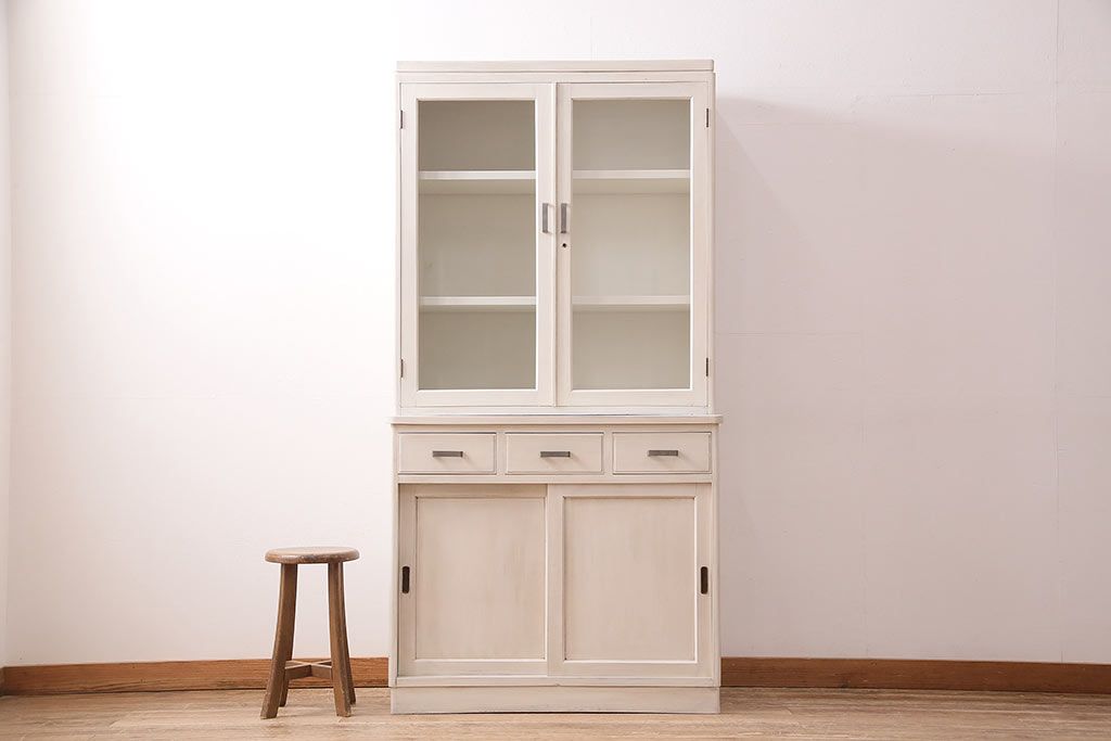昭和初期の食器棚をリペア&カスタム!可動部の調整。アンティークホワイトのエイジング塗装で仕上げ。(収納棚、カップボード、キャビネット)