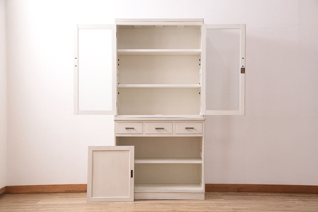 昭和初期の食器棚をリペア&カスタム!可動部の調整。アンティークホワイトのエイジング塗装で仕上げ。(収納棚、カップボード、キャビネット)