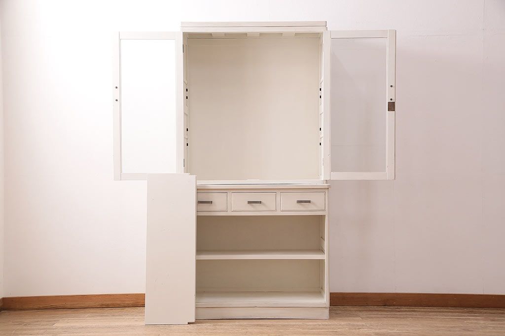 昭和初期の食器棚をリペア&カスタム!可動部の調整。アンティークホワイトのエイジング塗装で仕上げ。(収納棚、カップボード、キャビネット)