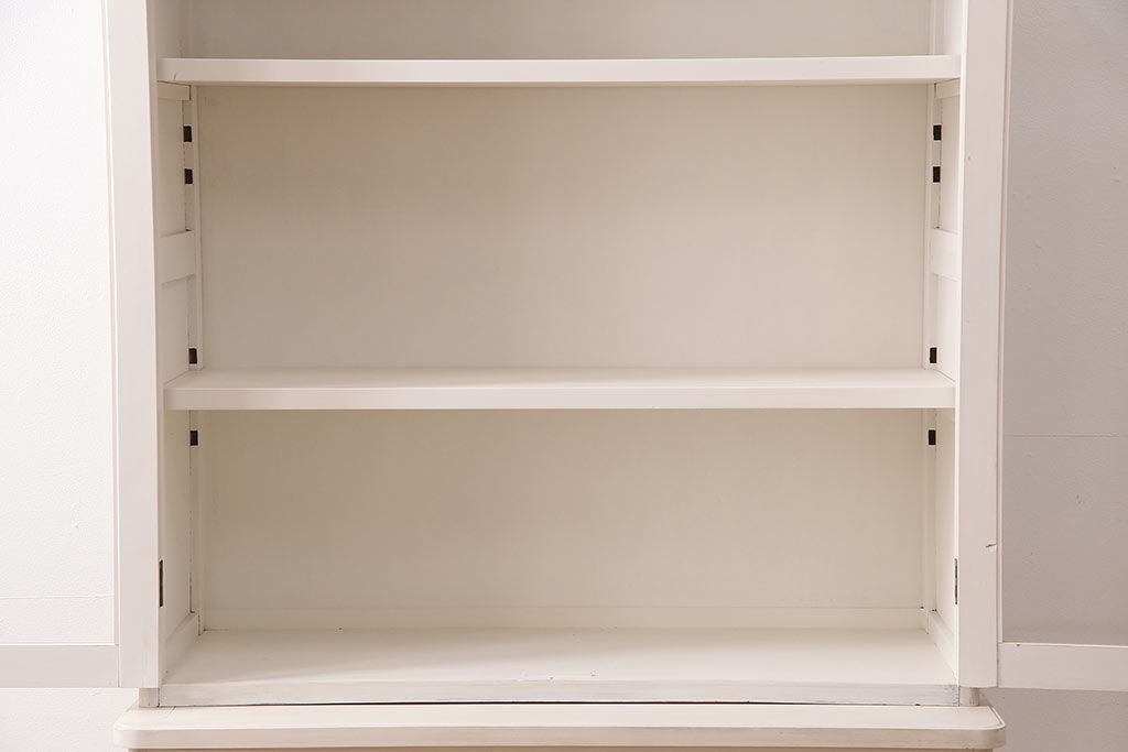 昭和初期の食器棚をリペア&カスタム!可動部の調整。アンティークホワイトのエイジング塗装で仕上げ。(収納棚、カップボード、キャビネット)