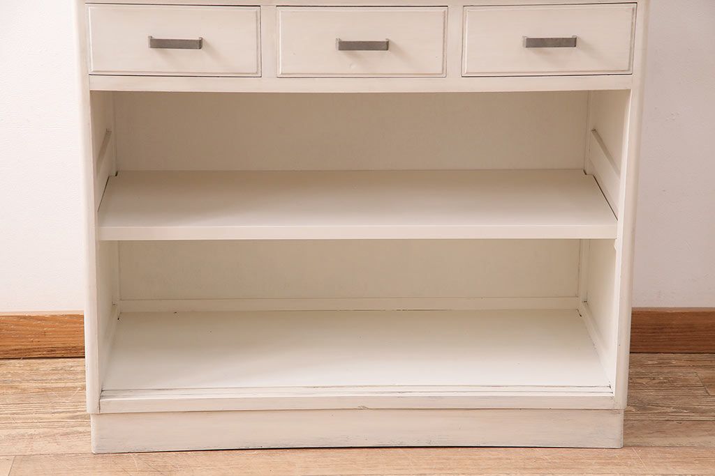 昭和初期の食器棚をリペア&カスタム!可動部の調整。アンティークホワイトのエイジング塗装で仕上げ。(収納棚、カップボード、キャビネット)