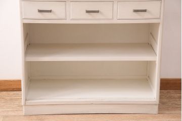 昭和初期の食器棚をリペア&カスタム!可動部の調整。アンティークホワイトのエイジング塗装で仕上げ。(収納棚、カップボード、キャビネット)