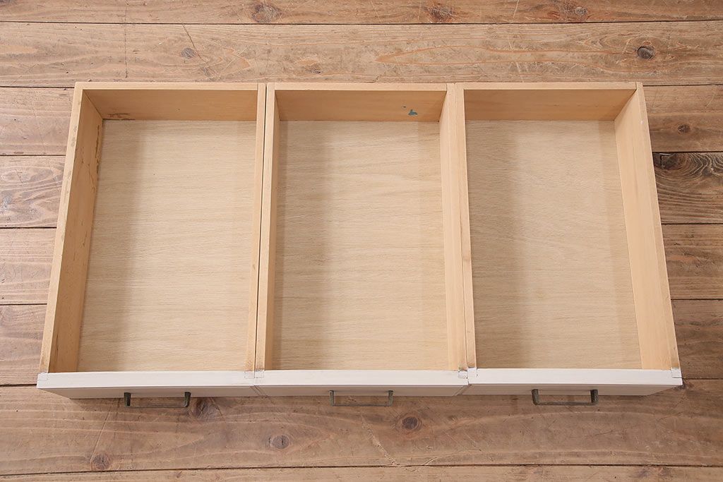 昭和初期の食器棚をリペア&カスタム!可動部の調整。アンティークホワイトのエイジング塗装で仕上げ。(収納棚、カップボード、キャビネット)