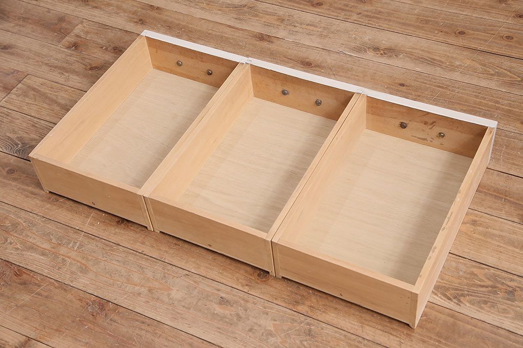 昭和初期の食器棚をリペア&カスタム!可動部の調整。アンティークホワイトのエイジング塗装で仕上げ。(収納棚、カップボード、キャビネット)