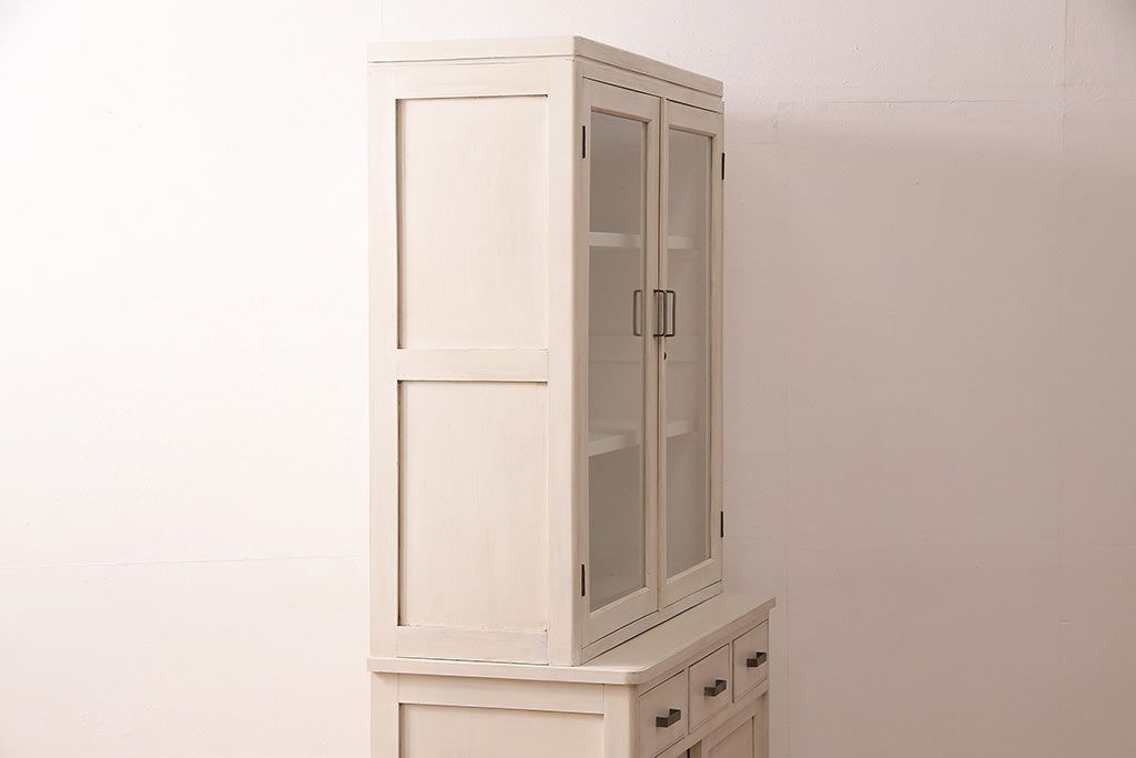 昭和初期の食器棚をリペア&カスタム!可動部の調整。アンティークホワイトのエイジング塗装で仕上げ。(収納棚、カップボード、キャビネット)