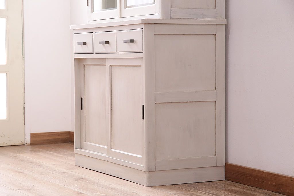 昭和初期の食器棚をリペア&カスタム!可動部の調整。アンティークホワイトのエイジング塗装で仕上げ。(収納棚、カップボード、キャビネット)