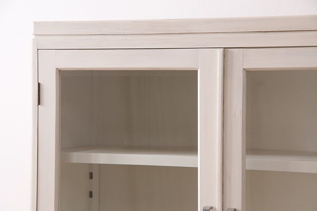 昭和初期の食器棚をリペア&カスタム!可動部の調整。アンティークホワイトのエイジング塗装で仕上げ。(収納棚、カップボード、キャビネット)