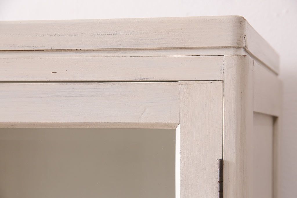 昭和初期の食器棚をリペア&カスタム!可動部の調整。アンティークホワイトのエイジング塗装で仕上げ。(収納棚、カップボード、キャビネット)