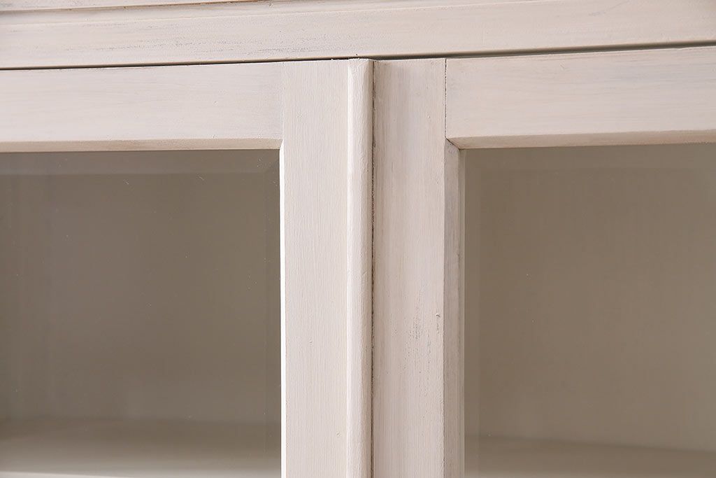 昭和初期の食器棚をリペア&カスタム!可動部の調整。アンティークホワイトのエイジング塗装で仕上げ。(収納棚、カップボード、キャビネット)