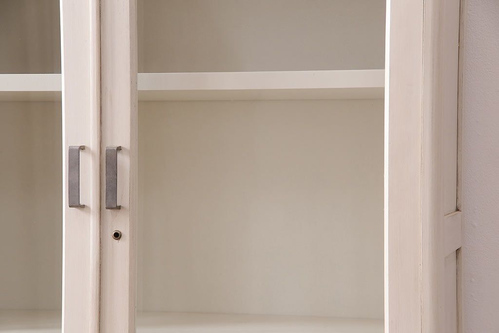 昭和初期の食器棚をリペア&カスタム!可動部の調整。アンティークホワイトのエイジング塗装で仕上げ。(収納棚、カップボード、キャビネット)