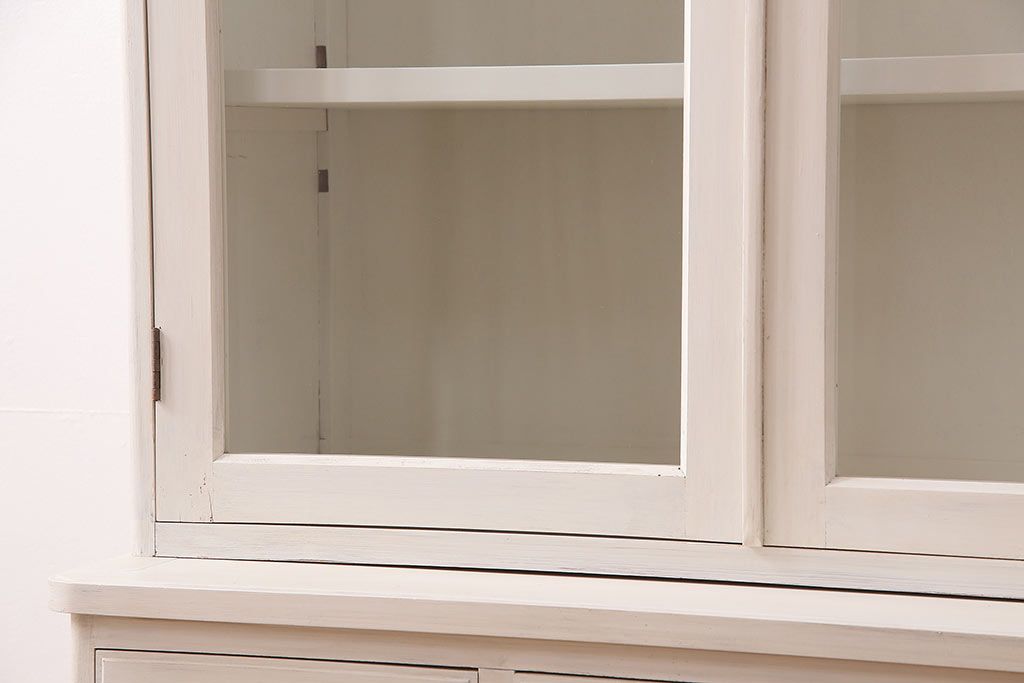 昭和初期の食器棚をリペア&カスタム!可動部の調整。アンティークホワイトのエイジング塗装で仕上げ。(収納棚、カップボード、キャビネット)