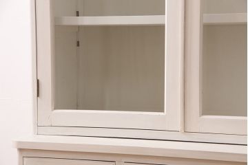 昭和初期の食器棚をリペア&カスタム!可動部の調整。アンティークホワイトのエイジング塗装で仕上げ。(収納棚、カップボード、キャビネット)