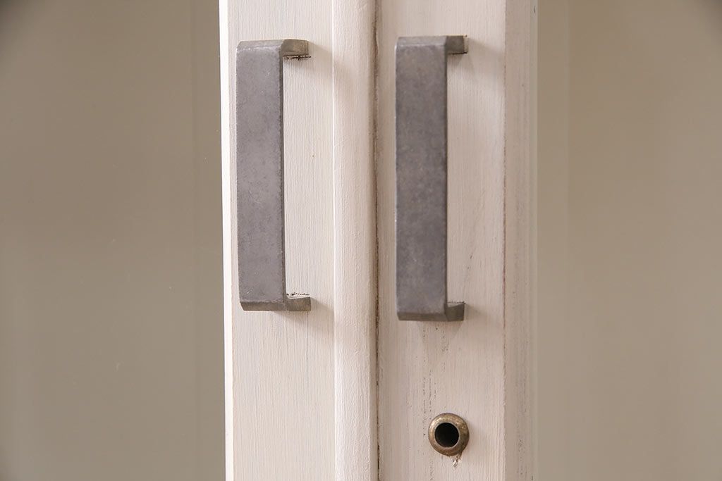 昭和初期の食器棚をリペア&カスタム!可動部の調整。アンティークホワイトのエイジング塗装で仕上げ。(収納棚、カップボード、キャビネット)