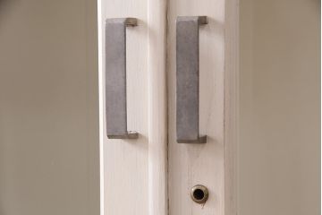 昭和初期の食器棚をリペア&カスタム!可動部の調整。アンティークホワイトのエイジング塗装で仕上げ。(収納棚、カップボード、キャビネット)