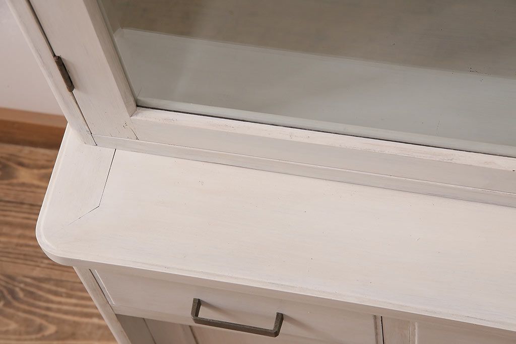 昭和初期の食器棚をリペア&カスタム!可動部の調整。アンティークホワイトのエイジング塗装で仕上げ。(収納棚、カップボード、キャビネット)