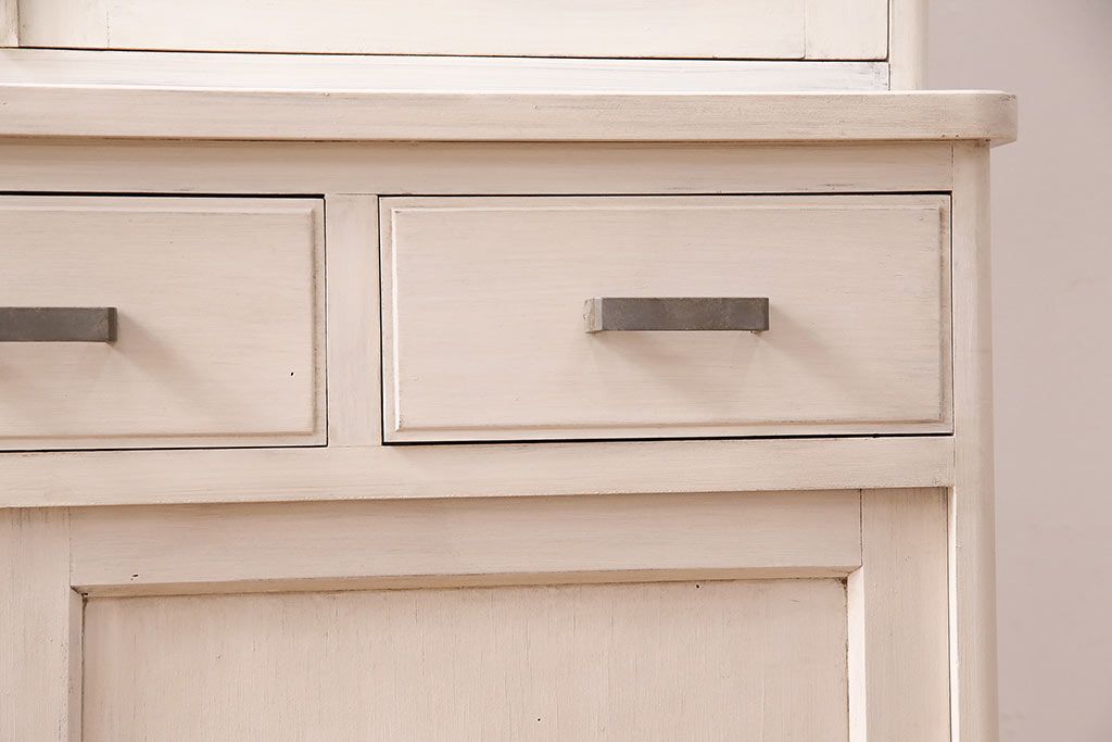 昭和初期の食器棚をリペア&カスタム!可動部の調整。アンティークホワイトのエイジング塗装で仕上げ。(収納棚、カップボード、キャビネット)