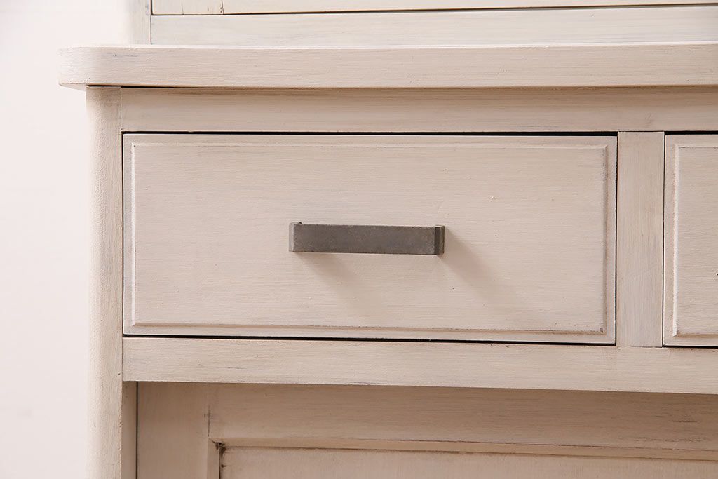 昭和初期の食器棚をリペア&カスタム!可動部の調整。アンティークホワイトのエイジング塗装で仕上げ。(収納棚、カップボード、キャビネット)