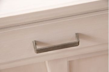 昭和初期の食器棚をリペア&カスタム!可動部の調整。アンティークホワイトのエイジング塗装で仕上げ。(収納棚、カップボード、キャビネット)