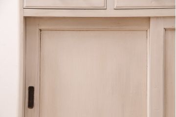 昭和初期の食器棚をリペア&カスタム!可動部の調整。アンティークホワイトのエイジング塗装で仕上げ。(収納棚、カップボード、キャビネット)