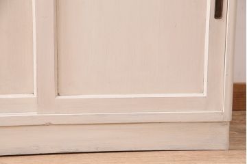 昭和初期の食器棚をリペア&カスタム!可動部の調整。アンティークホワイトのエイジング塗装で仕上げ。(収納棚、カップボード、キャビネット)