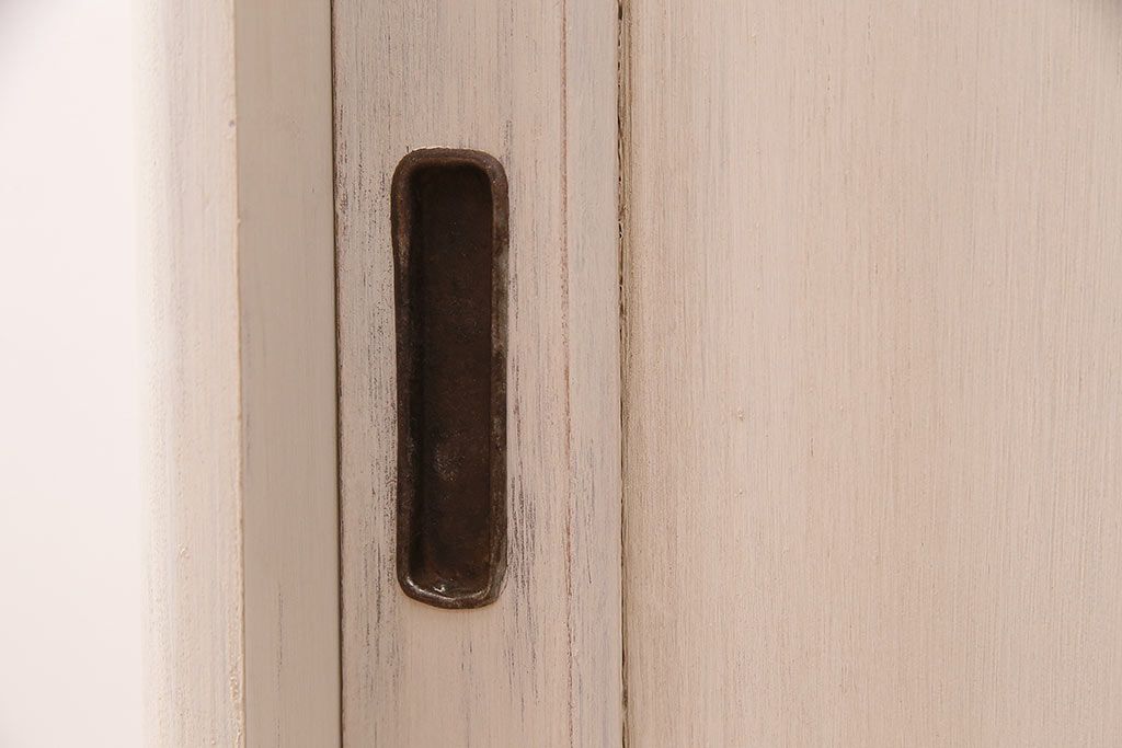 昭和初期の食器棚をリペア&カスタム!可動部の調整。アンティークホワイトのエイジング塗装で仕上げ。(収納棚、カップボード、キャビネット)