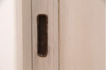 昭和初期の食器棚をリペア&カスタム!可動部の調整。アンティークホワイトのエイジング塗装で仕上げ。(収納棚、カップボード、キャビネット)