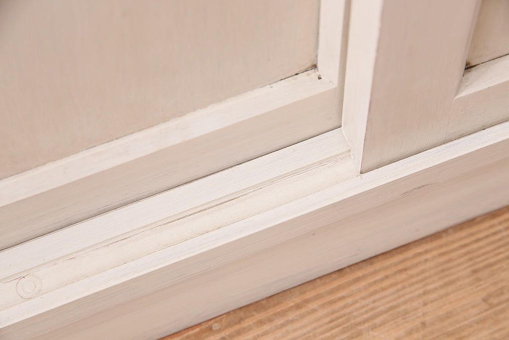 昭和初期の食器棚をリペア&カスタム!可動部の調整。アンティークホワイトのエイジング塗装で仕上げ。(収納棚、カップボード、キャビネット)