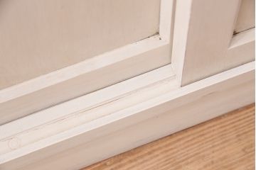 昭和初期の食器棚をリペア&カスタム!可動部の調整。アンティークホワイトのエイジング塗装で仕上げ。(収納棚、カップボード、キャビネット)