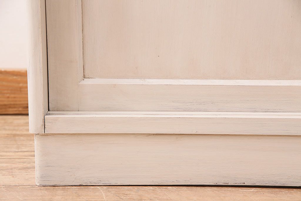 昭和初期の食器棚をリペア&カスタム!可動部の調整。アンティークホワイトのエイジング塗装で仕上げ。(収納棚、カップボード、キャビネット)