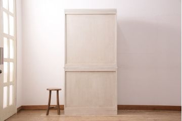 昭和初期の食器棚をリペア&カスタム!可動部の調整。アンティークホワイトのエイジング塗装で仕上げ。(収納棚、カップボード、キャビネット)