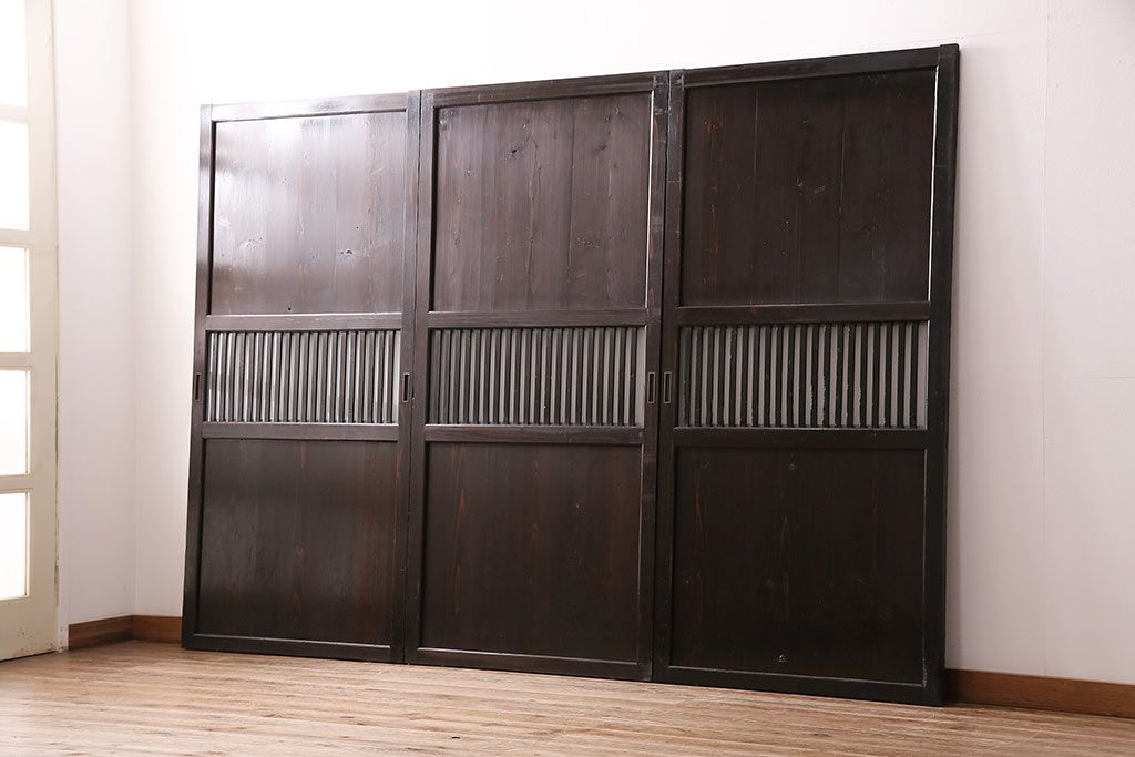 格子帯戸3枚をリペア&カスタム!設置場所に合わせてリサイズ。すりガラスへ入れ替え。濃い茶色で着色し仕上げ。(引き戸、建具)