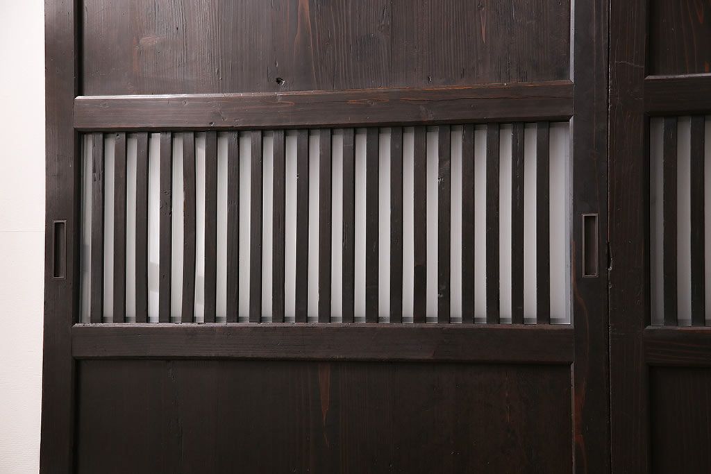 格子帯戸3枚をリペア&カスタム!設置場所に合わせてリサイズ。すりガラスへ入れ替え。濃い茶色で着色し仕上げ。(引き戸、建具)